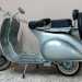 Una per ci sembra in buone condizioni:  una Vespa V 98 verde acqua, la cosiddetta "faro basso"